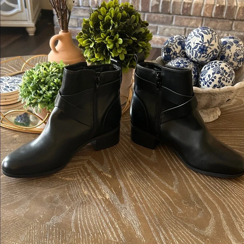 NWOT! Liz Claiborne Black Ankle Boots Low Heel